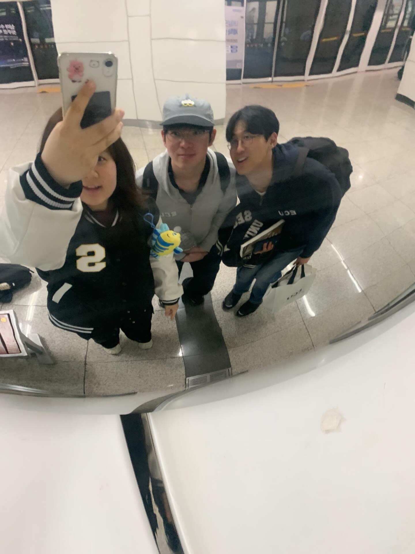 Photo by 기독교동아리 ECU | 서울교대 캠퍼스 on April 04, 2026. May be an image of plastic bag, grocery bag and text that says '제공주의 학양연합 ECU 세상이 줄수 줄 수 없는 평안, 완전한 사랑 Ruoonging woongjin 내사랑'.